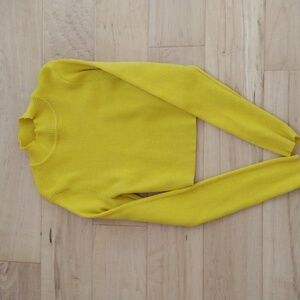 Yellow cropped turtleneck